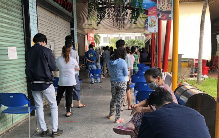 Người TPHCM lại xếp hàng 4- 5 giờ chờ mua thực phẩm