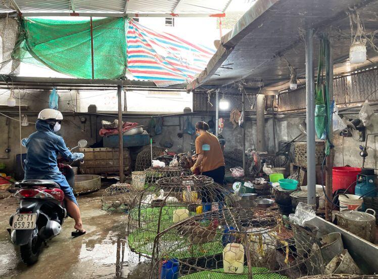 Hà Đông: Thực phẩm “cháy hàng” ở chợ dân sinh