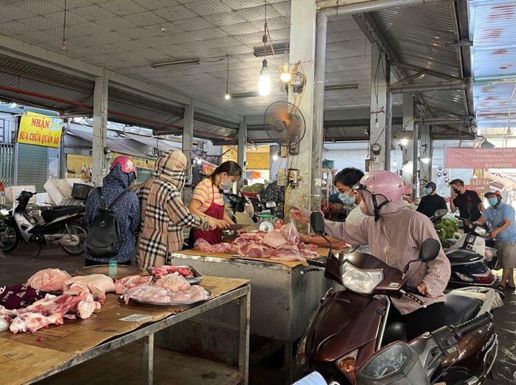 Hà Đông: Thực phẩm “cháy hàng” ở chợ dân sinh