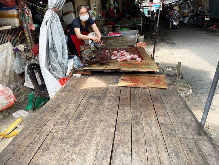 Hà Đông: Thực phẩm “cháy hàng” ở chợ dân sinh