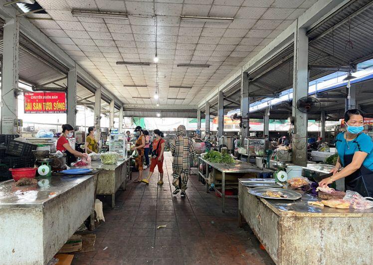 Hà Đông: Thực phẩm “cháy hàng” ở chợ dân sinh