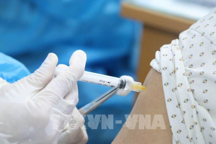 Đà Nẵng, Long An tiêm vaccine ngừa COVID-19 cho người lao động