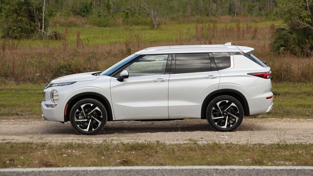 Mitsubishi Outlander bản hybrid sạc điện sắp ra mắt thị trường