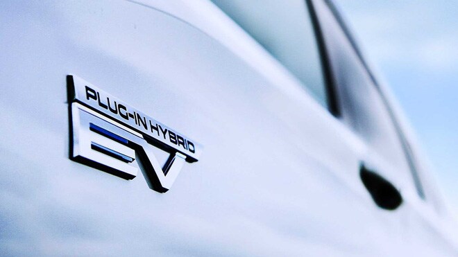 Mitsubishi Outlander bản hybrid sạc điện sắp ra mắt thị trường