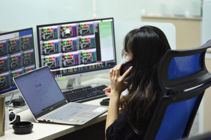 Giao dịch chứng khoán sáng 30/7: Sóng lan sang cổ phiếu bất động sản, VN-Index chinh phục mốc 1.300 điểm