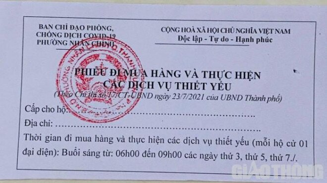 Có phiếu cũng không vào được chợ; siêu thị vẫn "thả rông"?
