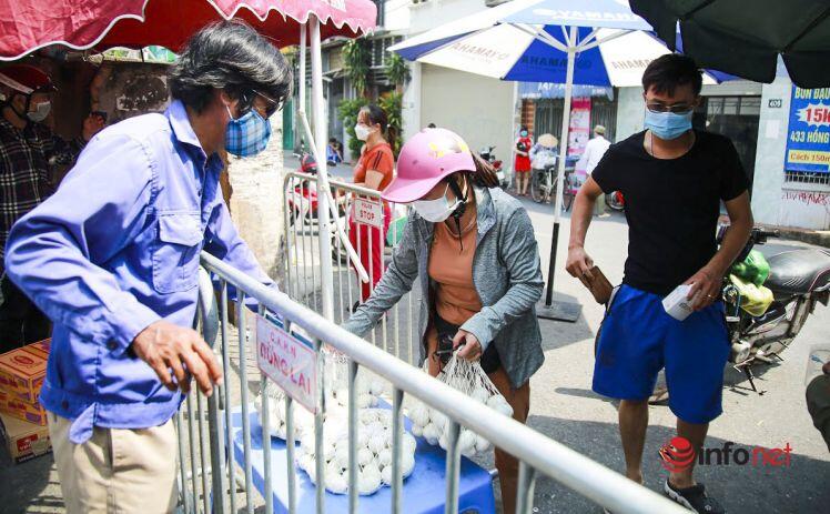 Hà Nội: Người dân ùn ùn gửi đồ tiếp tế vào khu phong tỏa 23 nghìn dân