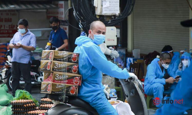 Hà Nội: Người dân ùn ùn gửi đồ tiếp tế vào khu phong tỏa 23 nghìn dân