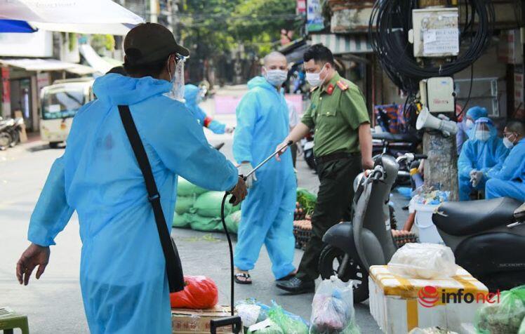 Hà Nội: Người dân ùn ùn gửi đồ tiếp tế vào khu phong tỏa 23 nghìn dân