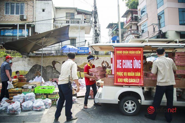 Hà Nội: Người dân ùn ùn gửi đồ tiếp tế vào khu phong tỏa 23 nghìn dân