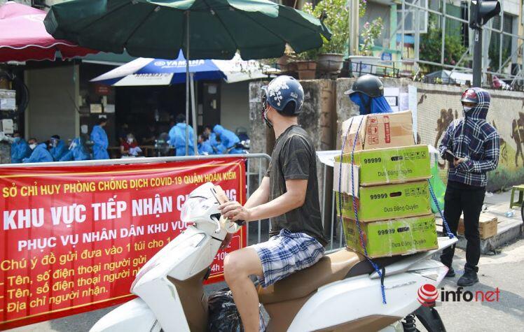 Hà Nội: Người dân ùn ùn gửi đồ tiếp tế vào khu phong tỏa 23 nghìn dân