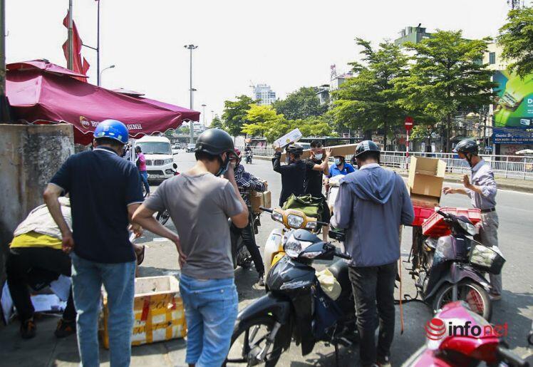 Hà Nội: Người dân ùn ùn gửi đồ tiếp tế vào khu phong tỏa 23 nghìn dân