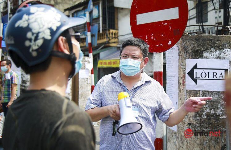 Hà Nội: Người dân ùn ùn gửi đồ tiếp tế vào khu phong tỏa 23 nghìn dân