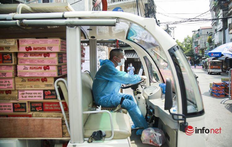 Hà Nội: Người dân ùn ùn gửi đồ tiếp tế vào khu phong tỏa 23 nghìn dân