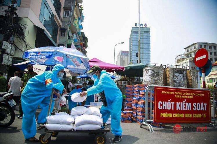 Hà Nội: Người dân ùn ùn gửi đồ tiếp tế vào khu phong tỏa 23 nghìn dân