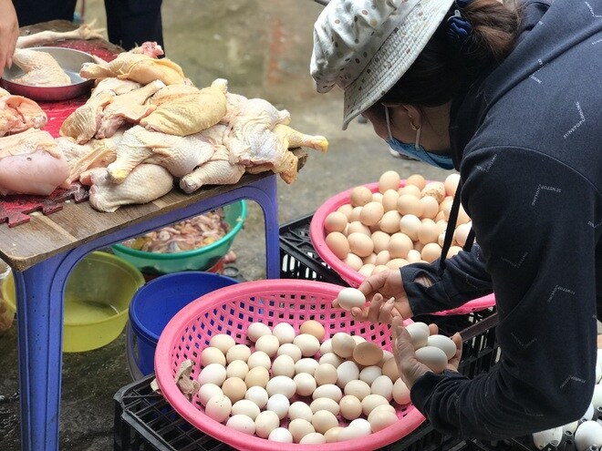Hà Nội: Chợ đầu mối tạm đóng cửa vì có ca Covid-19, giá rau, thịt cá tăng