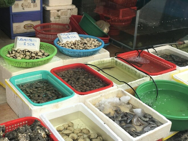 Hà Nội: Chợ đầu mối tạm đóng cửa vì có ca Covid-19, giá rau, thịt cá tăng