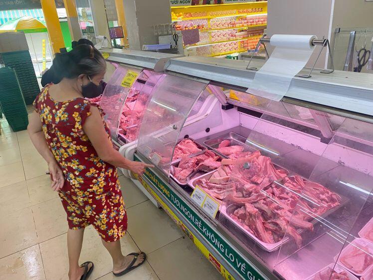 Vì sao thịt heo vẫn bán giá 'trên trời', có phải dân buôn… ăn dày?