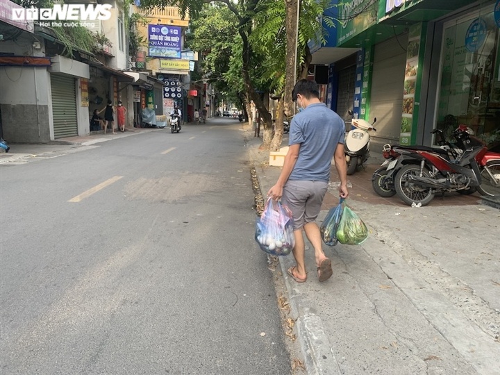Hà Nội kéo dài giãn cách thêm 15 ngày, dân không còn đổ xô mua đồ tích trữ