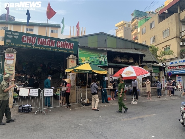 Hà Nội kéo dài giãn cách thêm 15 ngày, dân không còn đổ xô mua đồ tích trữ