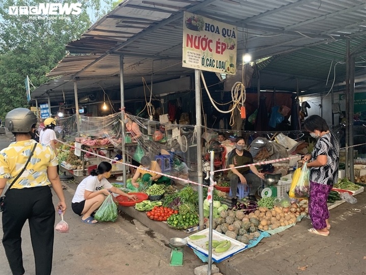 Hà Nội kéo dài giãn cách thêm 15 ngày, dân không còn đổ xô mua đồ tích trữ