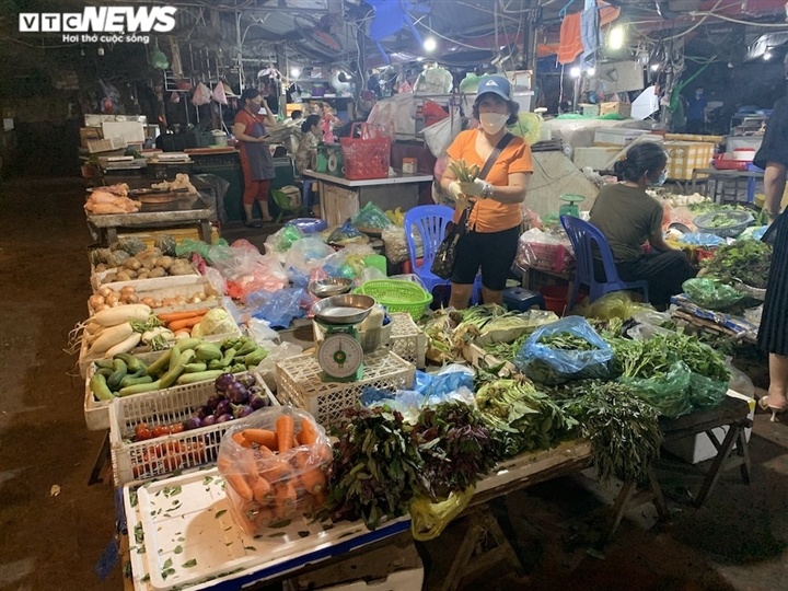 Hà Nội kéo dài giãn cách thêm 15 ngày, dân không còn đổ xô mua đồ tích trữ