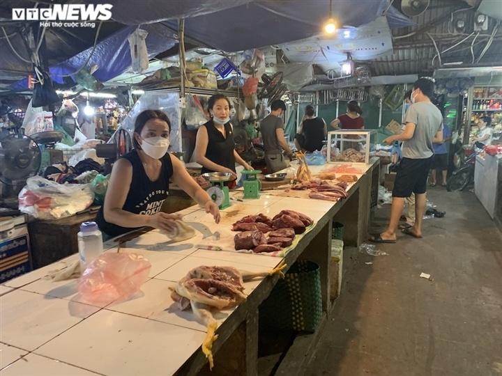Hà Nội kéo dài giãn cách thêm 15 ngày, dân không còn đổ xô mua đồ tích trữ
