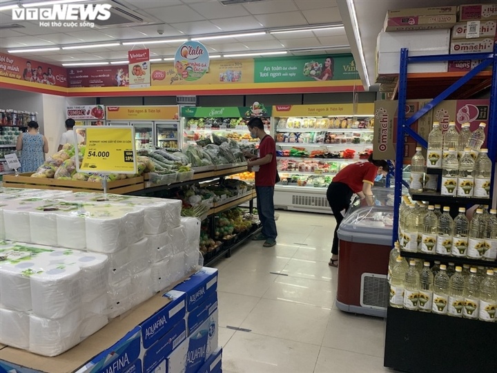 Hà Nội kéo dài giãn cách thêm 15 ngày, dân không còn đổ xô mua đồ tích trữ