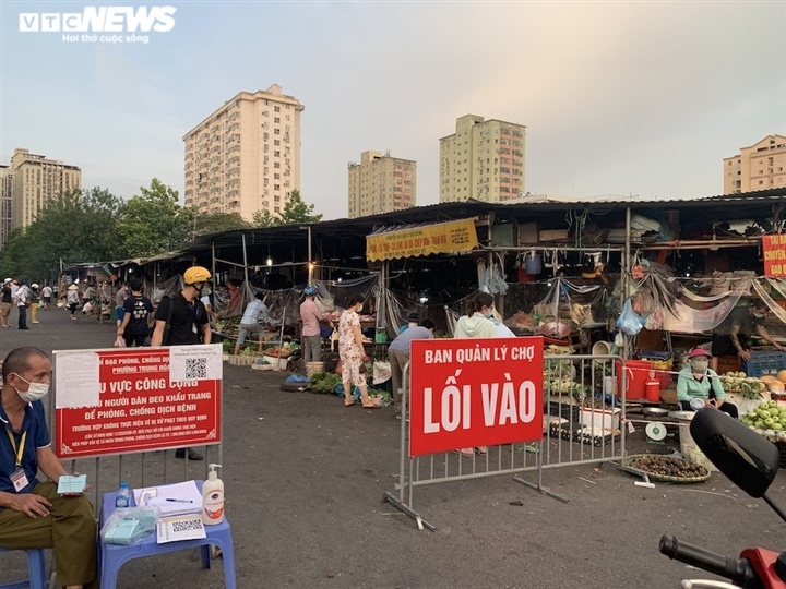 Hà Nội kéo dài giãn cách thêm 15 ngày, dân không còn đổ xô mua đồ tích trữ