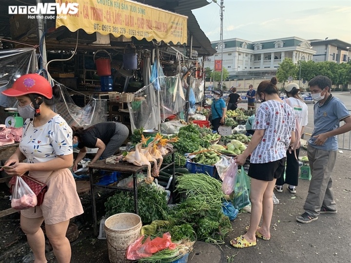 Hà Nội kéo dài giãn cách thêm 15 ngày, dân không còn đổ xô mua đồ tích trữ