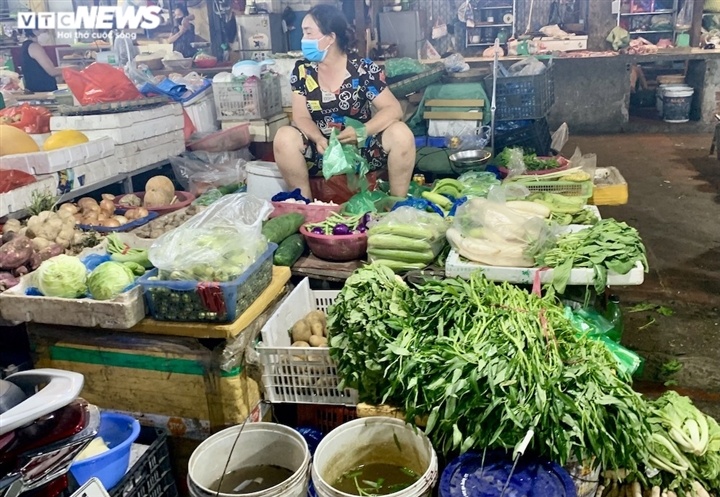 Hà Nội kéo dài giãn cách thêm 15 ngày, dân không còn đổ xô mua đồ tích trữ