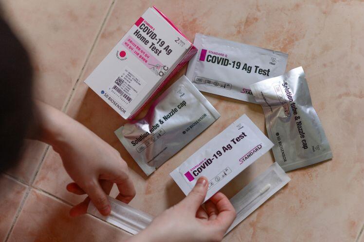 Tràn lan kit xét nghiệm nhanh COVID-19, thấy âm tính đừng chủ quan