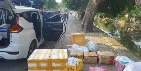 Nhu yếu phẩm ùn ùn đổ về Hà Nội dưới dạng “quà quê”