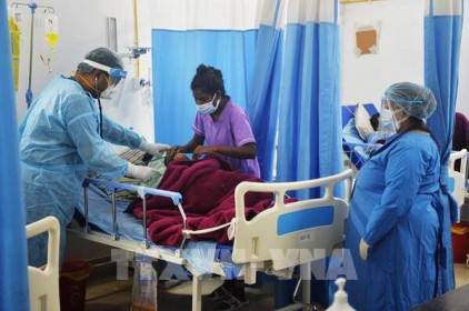 Ấn Độ: Người tiêm đủ liều vaccine ngừa COVID-19 tại Mumbai được phép đi tàu hỏa