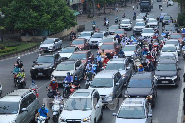 Bước sang tuần thứ 3 giãn cách xã hội, đường phố Hà Nội vẫn đông đúc sáng đầu tuần