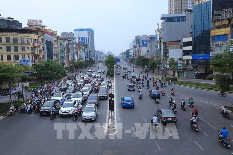 Bước sang tuần thứ 3 giãn cách xã hội, đường phố Hà Nội vẫn đông đúc sáng đầu tuần