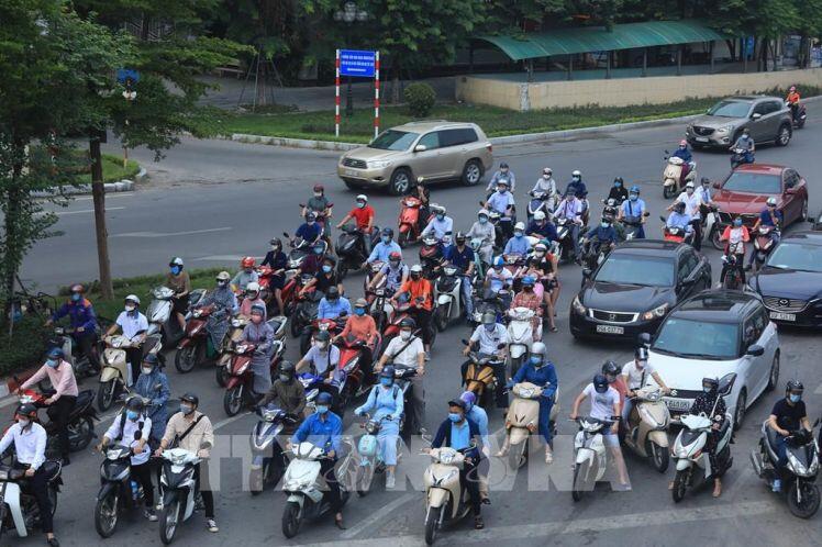 Bước sang tuần thứ 3 giãn cách xã hội, đường phố Hà Nội vẫn đông đúc sáng đầu tuần