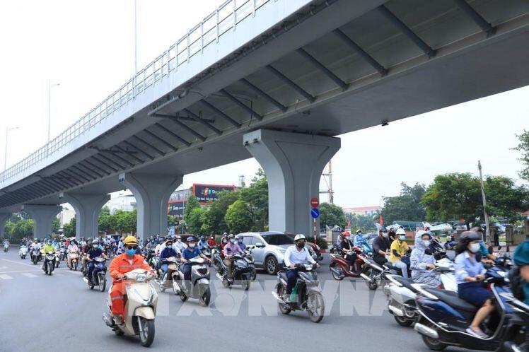 Bước sang tuần thứ 3 giãn cách xã hội, đường phố Hà Nội vẫn đông đúc sáng đầu tuần