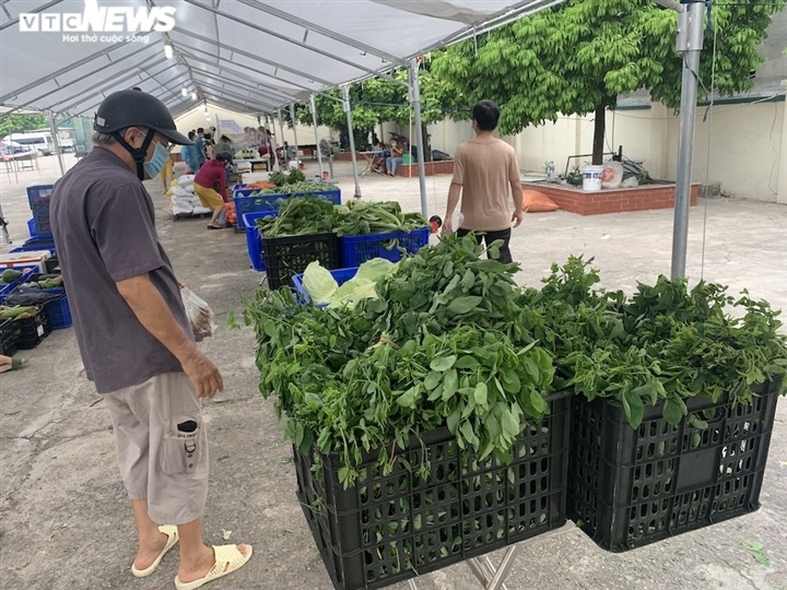 Chợ lưu động giá cả bình ổn, dân Hà Nội thoải mái chọn mua
