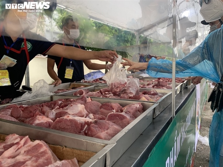 Chợ lưu động giá cả bình ổn, dân Hà Nội thoải mái chọn mua