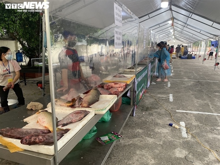 Chợ lưu động giá cả bình ổn, dân Hà Nội thoải mái chọn mua