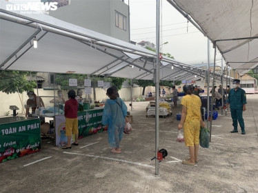 Chợ lưu động giá cả bình ổn, dân Hà Nội thoải mái chọn mua