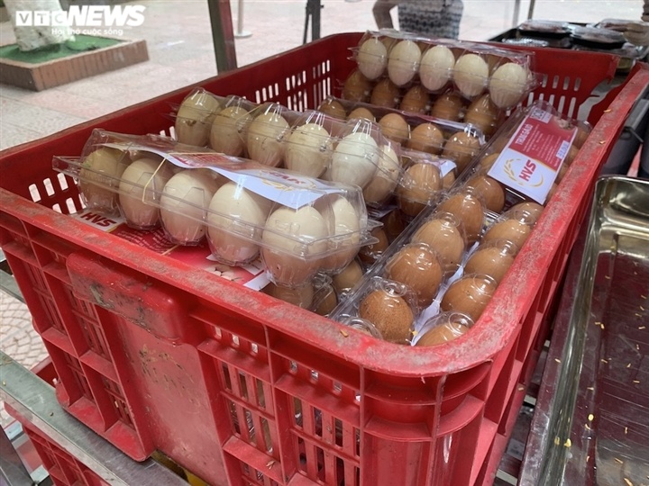 Chợ lưu động giá cả bình ổn, dân Hà Nội thoải mái chọn mua