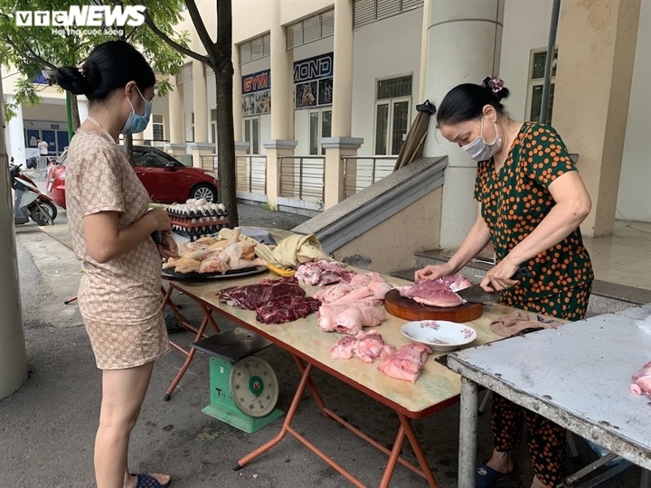 Chợ lưu động giá cả bình ổn, dân Hà Nội thoải mái chọn mua