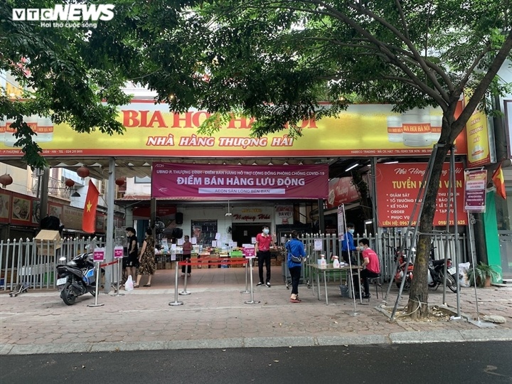 Chợ lưu động giá cả bình ổn, dân Hà Nội thoải mái chọn mua