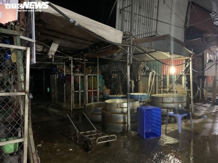 Chợ cá lớn nhất Hà Nội hoang vắng, tiểu thương nghỉ quá nửa vì Covid-19