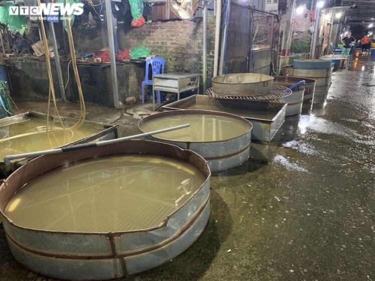 Chợ cá lớn nhất Hà Nội hoang vắng, tiểu thương nghỉ quá nửa vì Covid-19