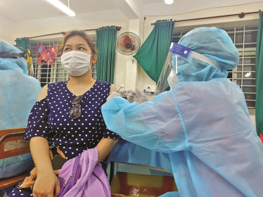 Đẩy nhanh tiêm vaccine để phục hồi kinh tế