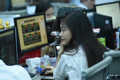 Giao dịch chứng khoán sáng 9/8: Thị trường phục hồi, cổ phiếu phân bón tiếp tục tăng tốc