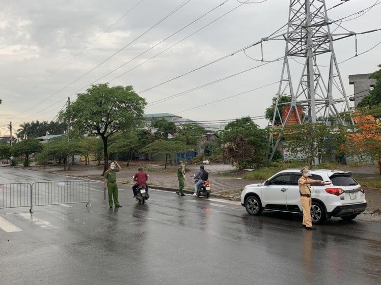 Hà Nội xử phạt hơn 1.000 trường hợp vi phạm trong ngày thứ 18 giãn cách xã hội